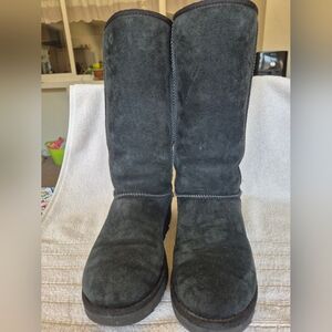 UGG Black Suede Boots. Size 10. This Boots Are In Good Condition.